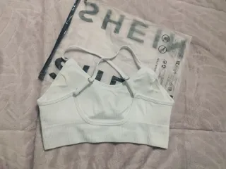 Top deportivo Shein blanco