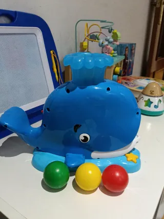 Ballena lanza bolas de Bright Starts