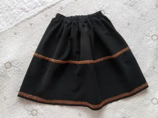 Falda Aldeana Negra con Bordado