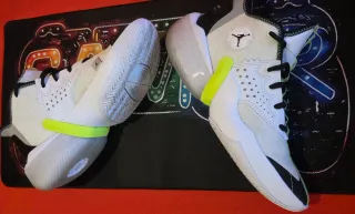 Zapatillas Jordan Talla 42 Negras y Blancas