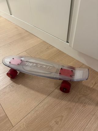 Skate transparente ruedas rojas