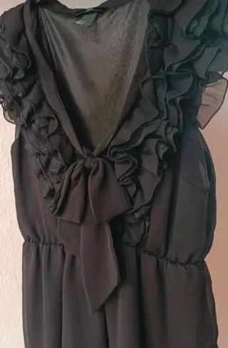 Blusa negra con volantes y lazo