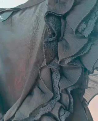 Blusa negra con volantes y lazo