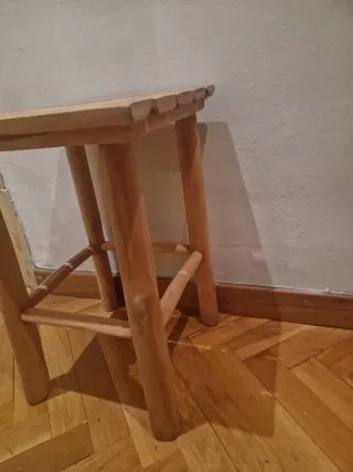 Taburete de madera rústico