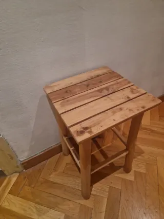 Taburete de madera rústico