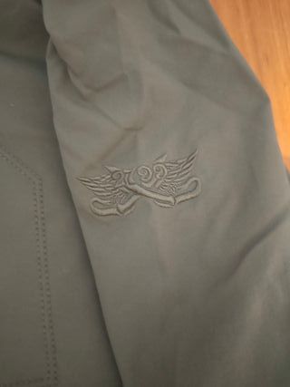 Chubasquero verde con capucha