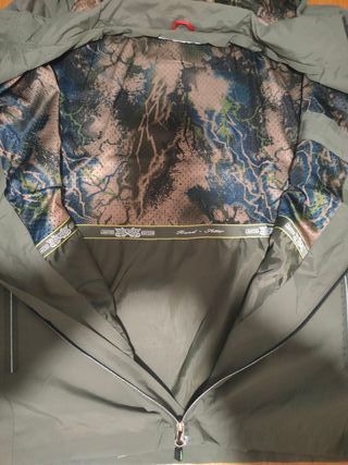 Chubasquero verde con capucha