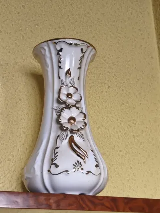Jarrón de cerámica blanco y dorado