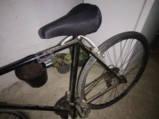 Bicicleta Negra antigua redtaurada