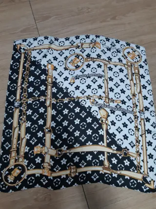 Lenço acetinado com padrão de corrente e fivela