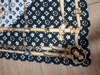 Lenço acetinado com padrão de corrente e fivela