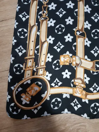 Lenço acetinado com padrão de corrente e fivela