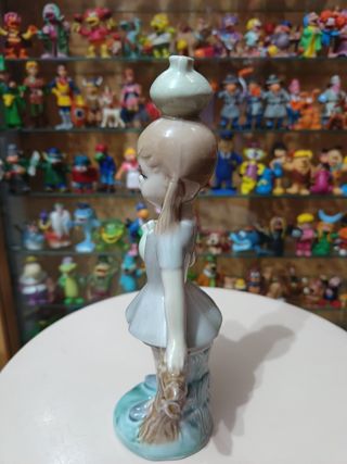 ANTIGUA FIGURA NIÑA AGUADORA PORCELANA