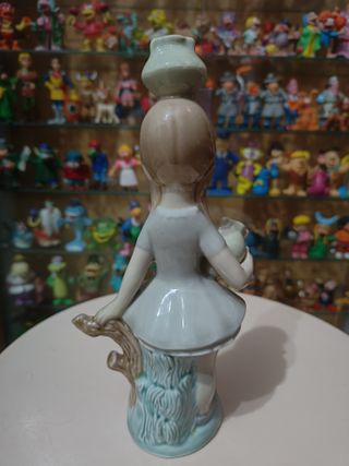 ANTIGUA FIGURA NIÑA AGUADORA PORCELANA