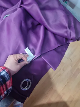 Cortinas moradas con ojales están nuevas