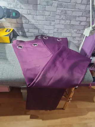 Cortinas moradas con ojales están nuevas