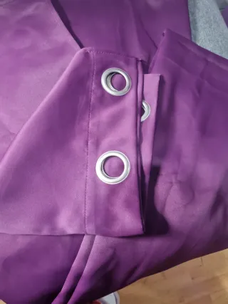 Cortinas moradas con ojales están nuevas