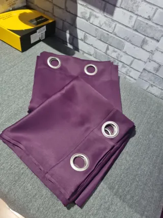 Cortinas moradas con ojales están nuevas