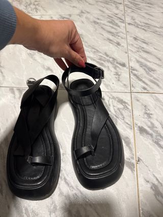 Chanclas negras de cuero