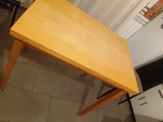 Mesa de comedor de madera