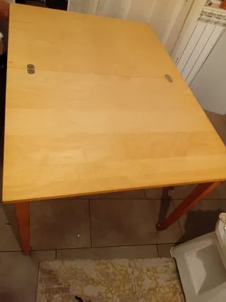 Mesa de comedor de madera