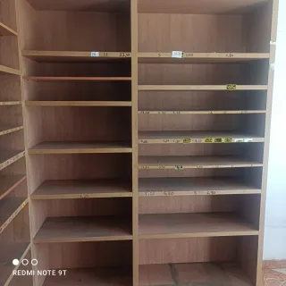 Mostrador de tienda con cajón y estantes