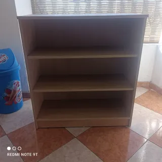 Mostrador de tienda con cajón y estantes