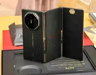 Huawei Mate XT Trifold Negro/Dorado