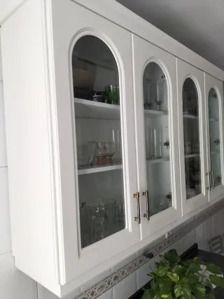 Vitrina blanca lacada con puertas de cristal