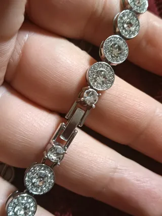 Pulsera plateada con brillantes