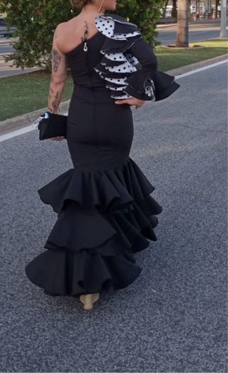 Traje de flamenca negro con volantes
