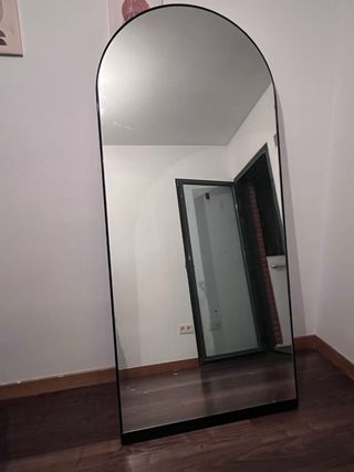 Specchio da terra con cornice nera a figura intera