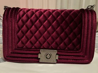 Bolso de terciopelo rojo