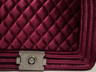 Bolso de terciopelo rojo