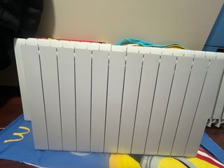 Radiadores de agua metálicos blancos