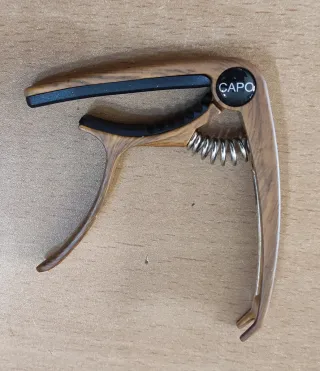 Cejilla y púas Alice para guitarra