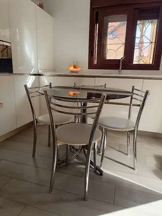 Mesa redonda cristal y 4 sillas comedor/ cocina