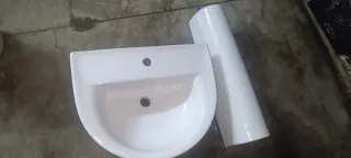 Lavabo de porcelana con pie