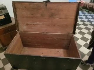 Baúl antiguo de madera