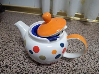 Tetera inglesa de cerámica con lunares