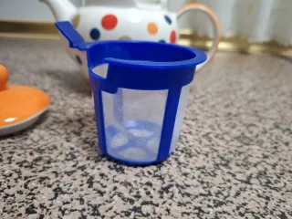 Tetera inglesa de cerámica con lunares