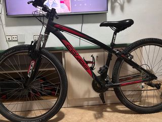 Bicicleta de montaña negra