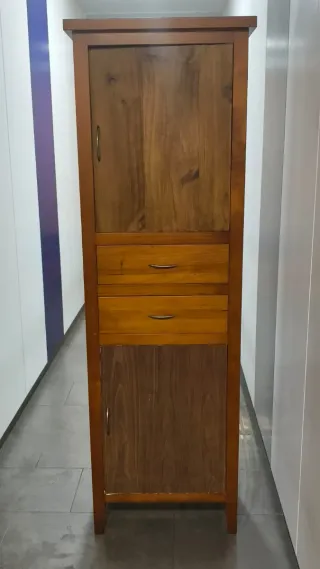 Armario de madera marrón