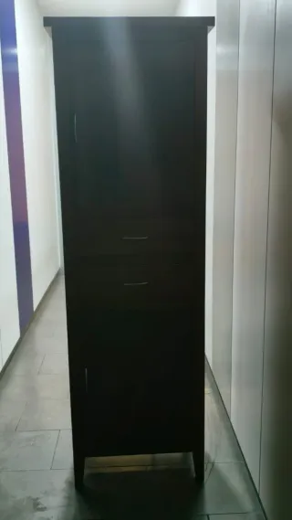 Armario de madera marrón