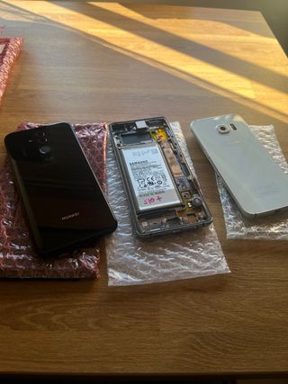 Caixa com artigos de eletrónica