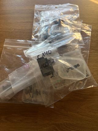 Caixa com artigos de eletrónica