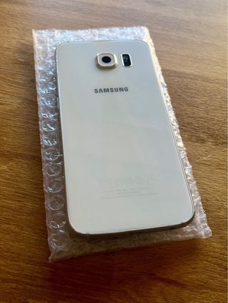 Caixa com artigos de eletrónica