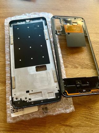 Caixa com artigos de eletrónica