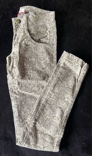 Pantalón Bershka estampado serpiente