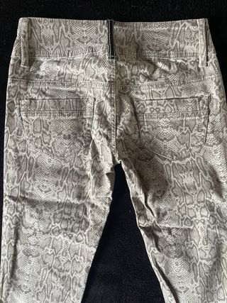 Pantalón Bershka estampado serpiente